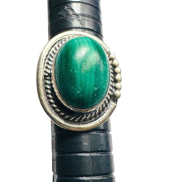 Vintage Navajo Sterling Silver Ring With Malachite Cabochon Stone Size 7.5 - Picture 2 of 13